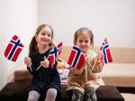 dzieci z norweskimi flagami