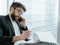 mężczyzna w okularach