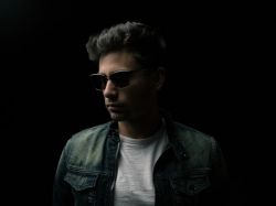 mężczyzna w okularach