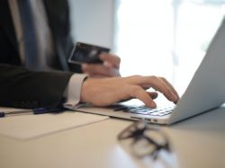 praca przyt laptopie